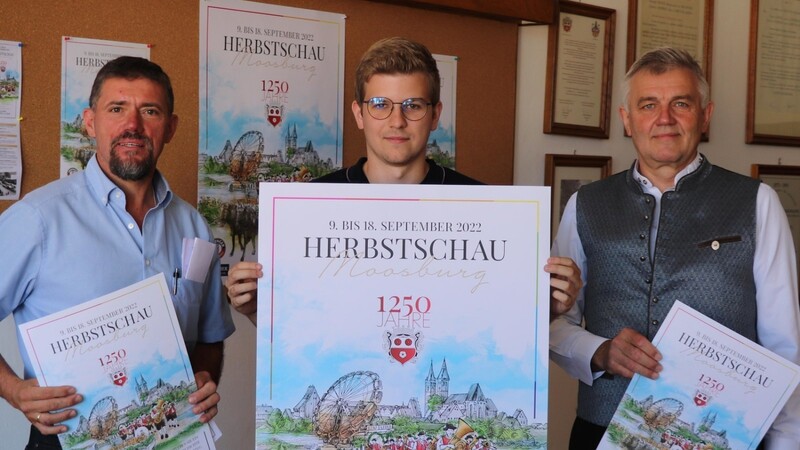 Bauhof-Leiter Martin Holzner (v. l.), Herbstschau-Organisator Maximilian Götz und Bürgermeister Josef Dollinger sind von den Herbstschau-Plakaten, die Grafikdesigner Philipp Schilli entworfen hat, begeistert.