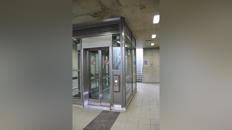 Kaum in Betrieb, schon wieder defekt: einer der Aufzüge, die den Bahnhof barrierefrei machen sollen.