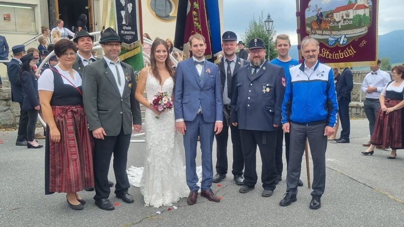 Nach der kirchlichen Trauung bildeten dem Brautpaar Hupf-Tremmel (Mitte) mehrere Vereinsabordnungen ein Ehrenspalier und übermittelten ihre Glückwünsche.