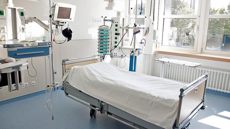 Das Archivbild zeigt ein Zimmer der Intensivstation, auf der derzeit Corona-Patienten behandelt werden.