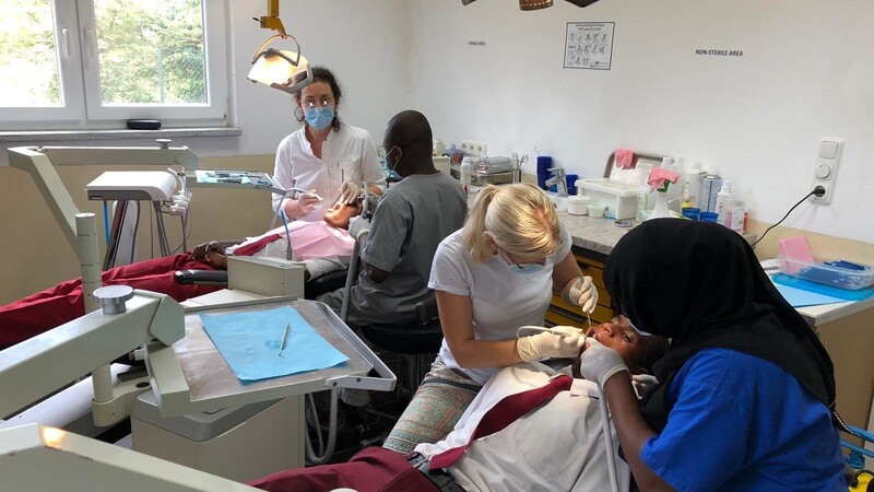 Dr. Mimi Blien mit dem einheimischen Zahnarzt Dr. Burhan sowie Ilona Weiß mit Arzthelferin Mrs. Yakfi bei der Arbeit.