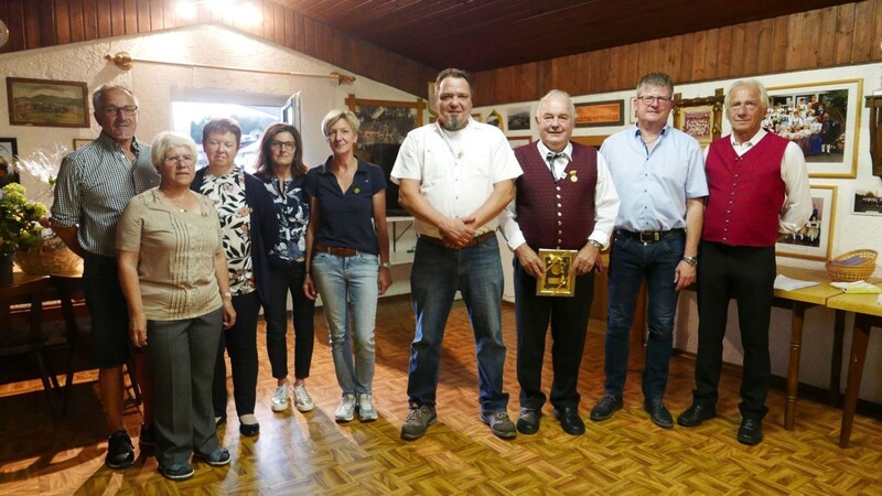 Die geehrten Mitglieder des Trachtenvereins mit Bürgermeister Heinz Niedermayer