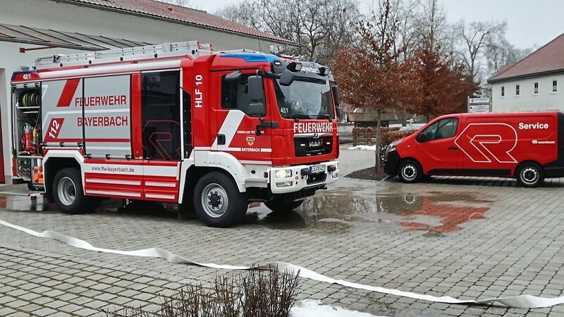 Ein Service-Team des Herstellers prüfte das HLF 10 in Bayerbach auf Herz und Nieren.
