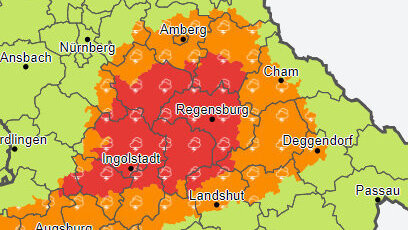 Das Wetter am 2. Juli in Bayern. Für rote Bereiche gilt die Warnstufe 3, für orange Bereiche gilt Warnstufe 2.