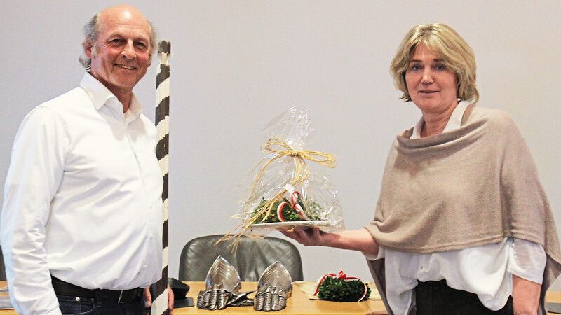 Gudrun Weber vom Amt für Marketing und Tourismus überreichte als Dankeschön ein Buchskränzchen an Josef Obermaier.