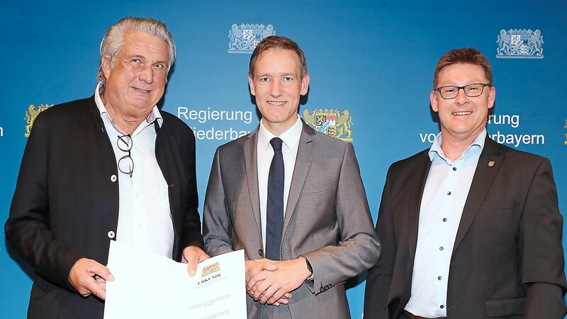 Regierungspräsident Rainer Haselbeck (Mitte) überreichte Bernd Friebe (links) die Kommunale Verdienstmedaille, zu der auch Bürgermeister Helmut Fichtner gratulierte.