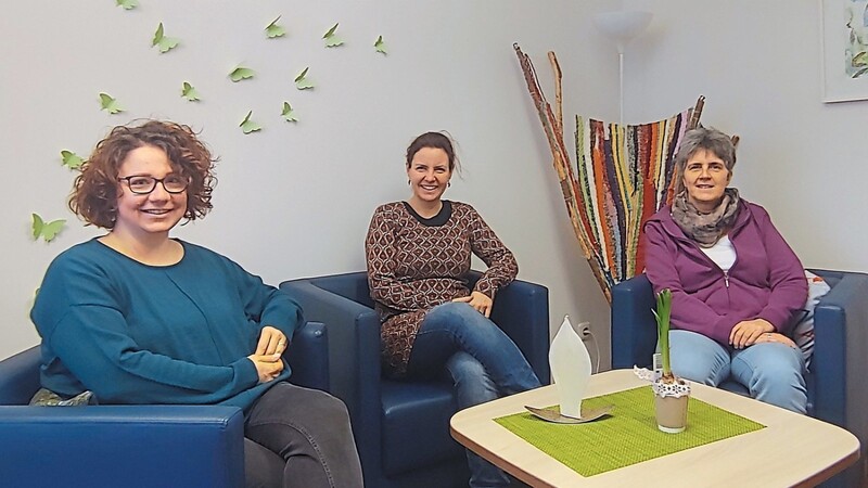 Die drei Koordinatorinnen des Hospizvereins Regensburg, von links: Anna Seidl, Katrin Dehner und Birgit Stumvoll helfen gerne weiter, wenn Trauernde eine Begleitung auf ihrem Trauerweg suchen.