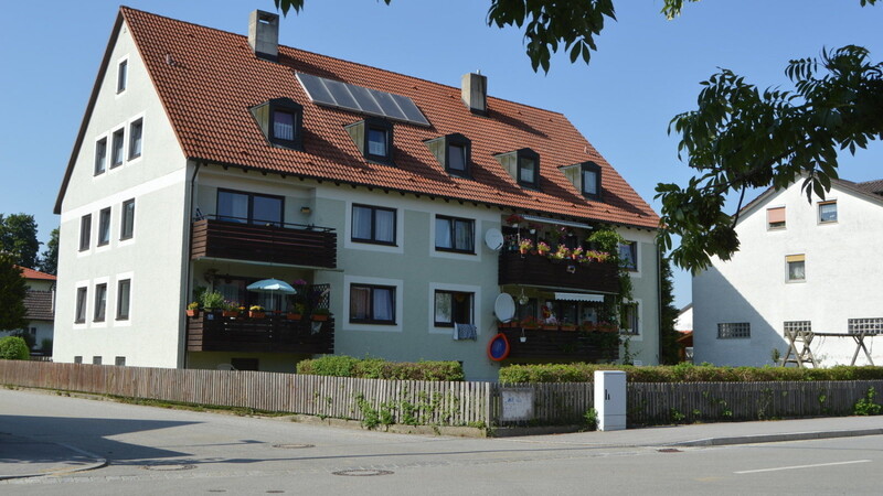 Die sechs Wohnungen im Mehrfamilienhaus in der Frontenhausener Straße 55 unterliegen dem sozialen Wohnungsbau und werden entsprechend der gesetzlichen Vorgaben im Mietzins erhöht.