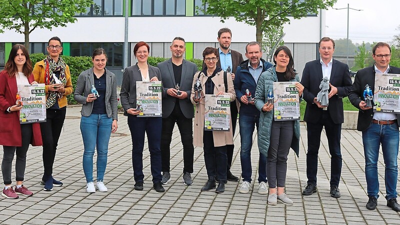 Mit Plakaten und Luckner-Figuren stellen sie das Rahmenprogramm für den verkaufsoffenen Sonntag in Cham vor.