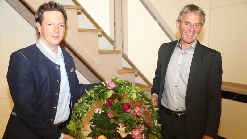 Dr. Christoph Puschmann überreichte dem scheidenden Gemeindechef Franz Hofstetter einen Gutschein für ein neues Fahrrad.