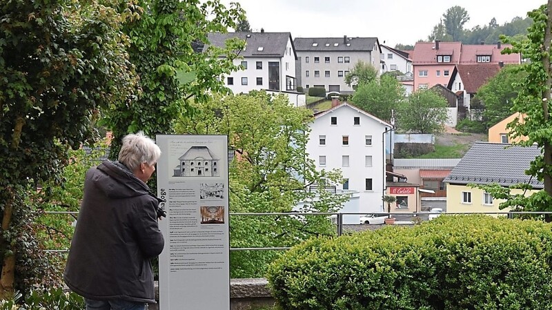 Seit mehr als einer Woche stehen die beiden Hinweistafeln an der Synagoge in Floß, aufgestellt von der KZ-Gedenkstätte Flossenbürg.