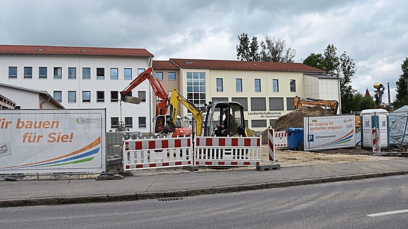 In Abensberg sind dieser Tage die Bauarbeiten auf dem Parkplatz vor dem Jobcenter und der Hauswirtschaftsschule bereits angelaufen.