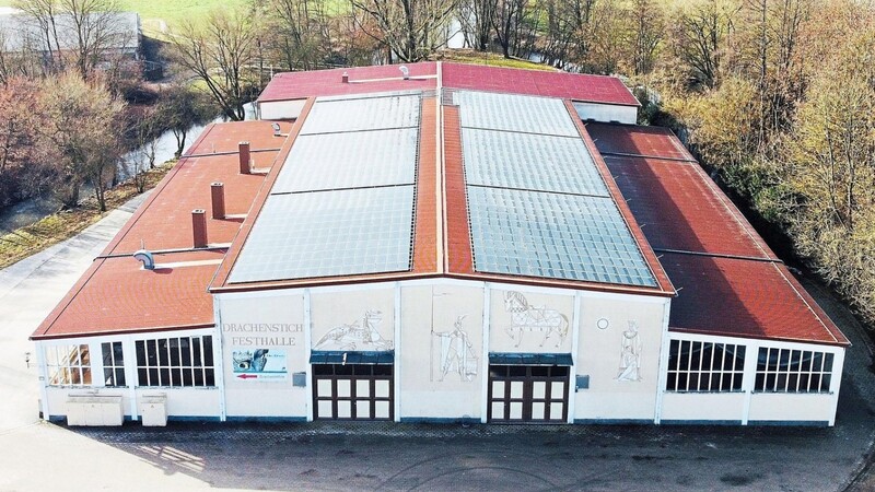 Die Bürgersolaranlage auf der Festhalle liefert 66 000 Kilowattstunden Sonnenstrom pro Jahr. Wo sie nach Abriss der Halle installiert wird, steht noch nicht fest. Den Gesellschaftern dient in diesem Fall eine entsprechende Vertragsklausel.