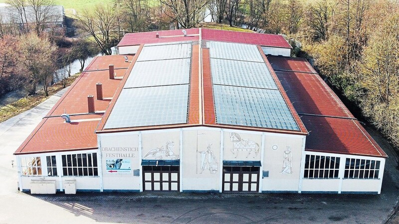 Die Bürgersolaranlage auf der Festhalle liefert 66 000 Kilowattstunden Sonnenstrom pro Jahr. Wo sie nach Abriss der Halle installiert wird, steht noch nicht fest. Den Gesellschaftern dient in diesem Fall eine entsprechende Vertragsklausel.