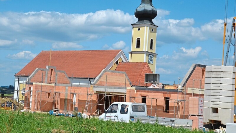 In unmittelbarer Nachbarschaft zur Pfarrkirche nimmt das neue Großgundertshausener Pfarrheim Gestalt an.