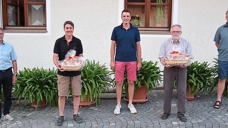 Mit je einem Präsentkorb wurden Klaus Huber (Zweiter von links) und Alfons Schillinger (Vierter von links) geehrt. Mit auf dem Bild Bürgermeister Johann Grau, Thomas Zellmer und Josef Zehentbauer.