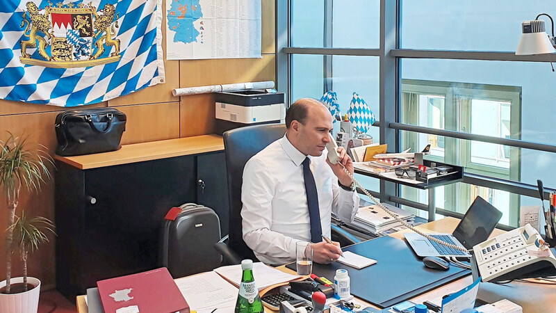 "Sie betreten bayerisches Hoheitsgebiet", scherzt Florian Oßner gerne, wenn er Gäste in seinem Berliner Büro empfängt. Dieser Tage entschied der CSU-Bundestagsabgeordnete über das milliardenschwere Corona-Hilfspaket mit.