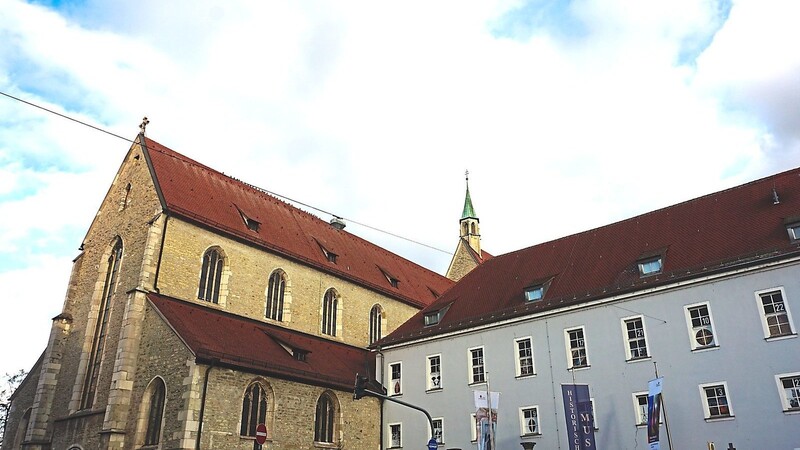 Die Minoritenkirche und das Kloster Sankt Salvator (heute historisches Museum der Stadt) wurden lange als Kaserne genutzt.