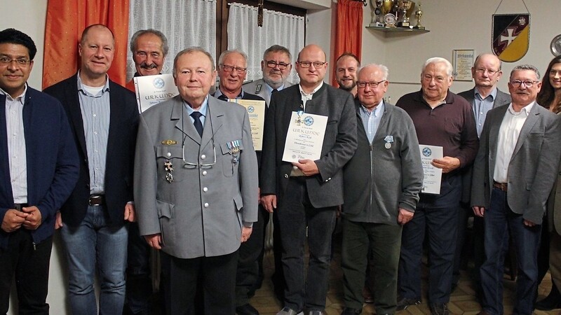 Die Geehrten und Ehrengäste mit (v.l.) Pfarrvikar Pater Kuriakose, zweitem Bürgermeister Thomas Etschmann und Vorsitzendem Adi Schweiger.