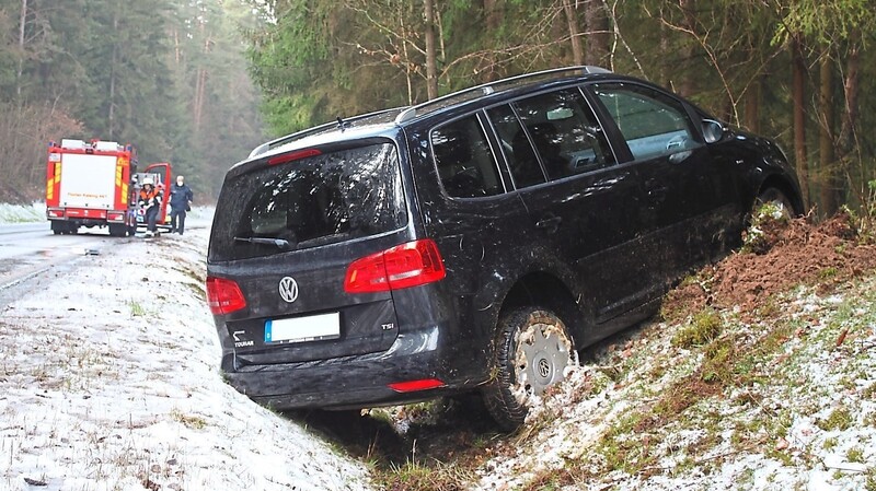 Aufgrund von winterlichen Straßenverhältnissen kam die VW-Fahrerin zwischen Roding und Oberprombach von der Straße ab.