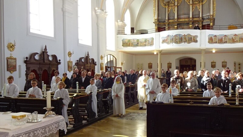 Zehn Buben feierten am Sonntag ihre Erstkommunion in Neukirchen b. Hl. Blut.