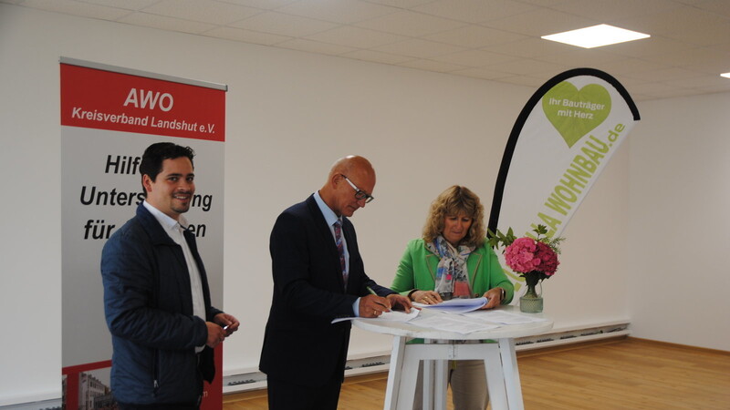 Philipp Buchta, Geschäftsführer des AWO-Kreisverbandes Landshut (l.,) freut sich über die Unterzeichnung der Mietverträge durch den AWO-Kreisvorsitzenden Georg Thurner und Anna Maria Hanke (r.), Geschäftsführerin der Ludmilla Wohnbau GmbH.