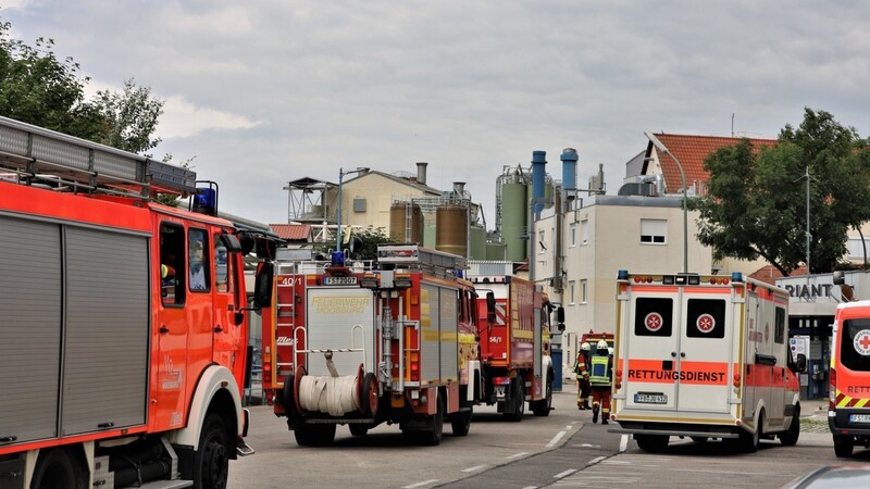 Großaufgebot von Feuerwehr und Rettungsdienst am Clariant-Firmengelände in Moosburg: Im Werksbereich ist am Freitag aus einer geplatzten Leitung Salzsäure ausgetreten. Der Gefahrstoff konnte gebunden werden.
