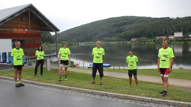 Das fast komplette Organisations-Team des Drachentriathlons um Abteilungsleiter Matthias Reinhardt (Zweiter von rechts) verkündete am Drachensee, dass der Wettbewerb 2020 entfällt.