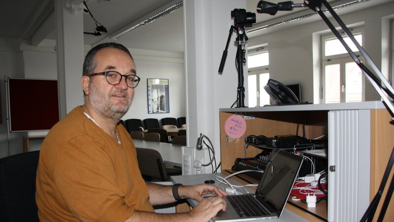 Ulrich Holzapfel, Leiter der Volkshochschule, sitzt im Streaming-Raum. Von dort aus übertragen Kameras die Vorträge.