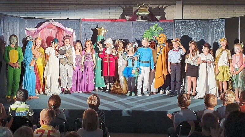 Die Theater-Arbeitsgemeinschaft der Placidus-Heinrich-Grundschule begeisterte nicht nur die Mitschüler, sondern auch Eltern und Großeltern mit der Aufführung des Kinder-Musicals "Prinz Owi lernt König".