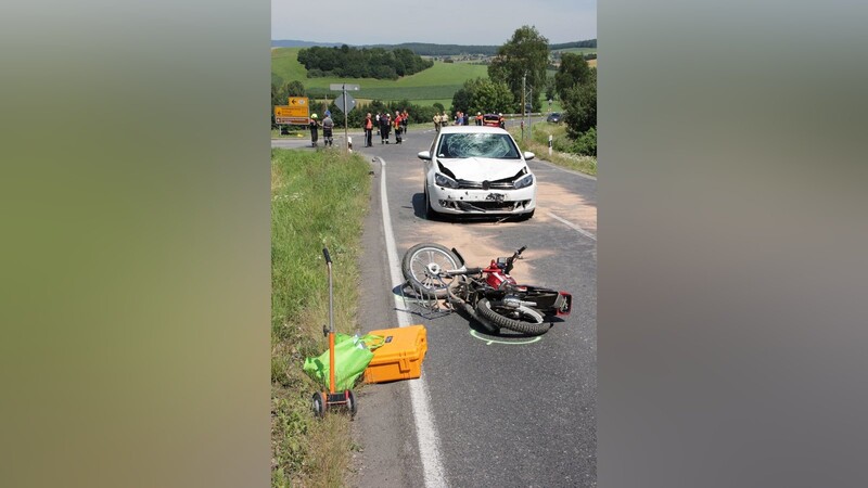 Schwerste Verletzungen zog sich ein 16-jähriger Motorradfahrer am Sonntagmittag bei einem Verkehrsunfall zwischen Eschlkam und Stachesried zu.