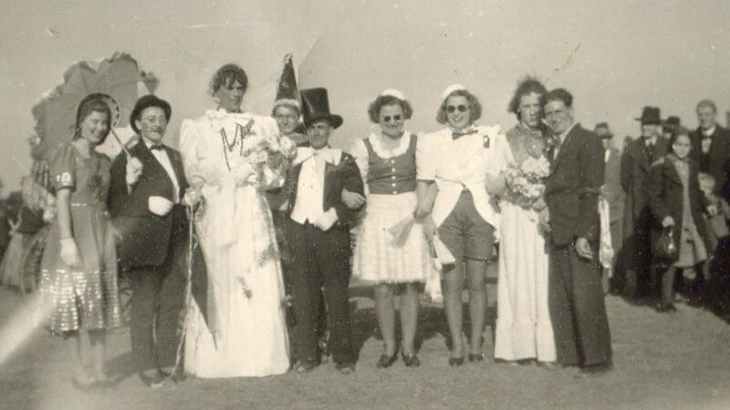 So hat die Faschingshochzeitsgesellschaft von 1950 mit dem Brautpaar ausgesehen.