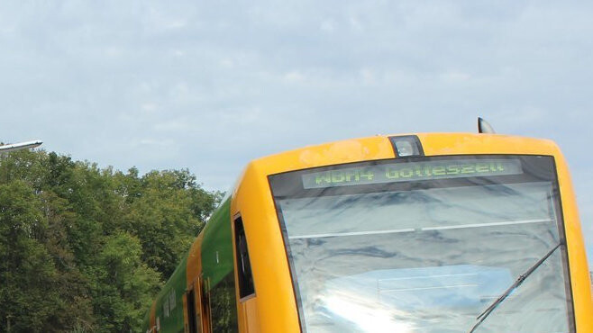 Die Waldbahn war am Montag von einer Sperrung der Gleise in Deggendorf betroffen. (Symbolbild)
