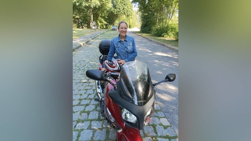 Carina Weibhauser auf ihrem Motorrad. Wieder fahren zu können war ihr größter Wunsch. Bei ihrem Abnehmprozess half ihr eine Selb