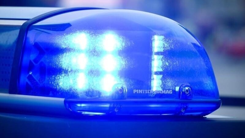 In Osterhofen ist am Sonntagabend ein 18-Jähriger von zwei Unbekannten überfallen worden. (Symbolbild)