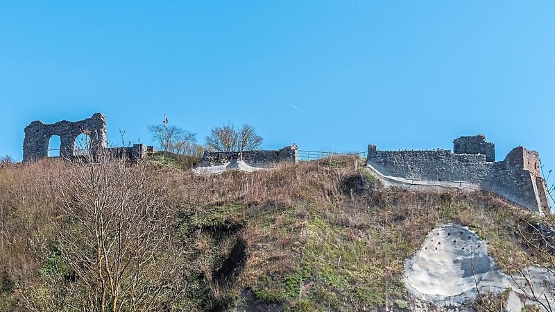 Von weitem ist die Burgruine auf dem Schlossberg in Winzer sichtbar.