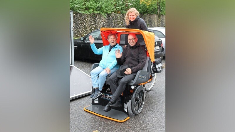 Irmgard Ausmann (Seniorenkreis) und Bürgermeister Andreas Horsche testen das neue Gefährt.