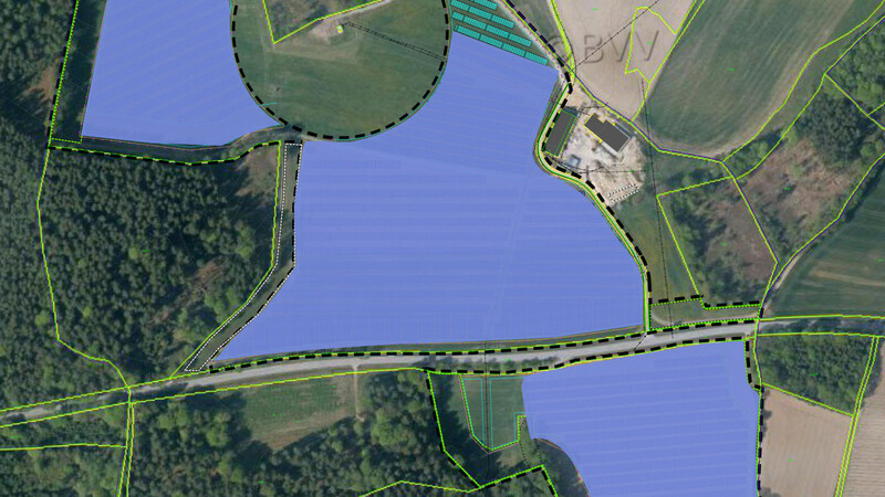 Blau schraffiert sind die Flächen für die geplante PV-Anlage der BürgerEnergie Niederbayern mit circa 12300 kWp. Ganz oben, türkis schraffiert ist die Fläche für die Anlage des WZV. Der Mittelpunkt des Kreises links oben ist der Brunnen in Burghart.