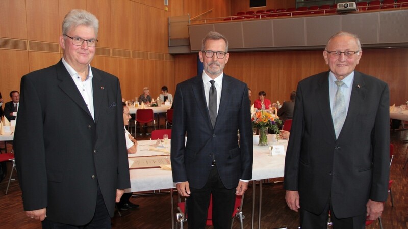 Die drei Landauer Altbürgermeister Jürgen Stadler (v.l.), Helmut Steininger und Josef Brunner.
