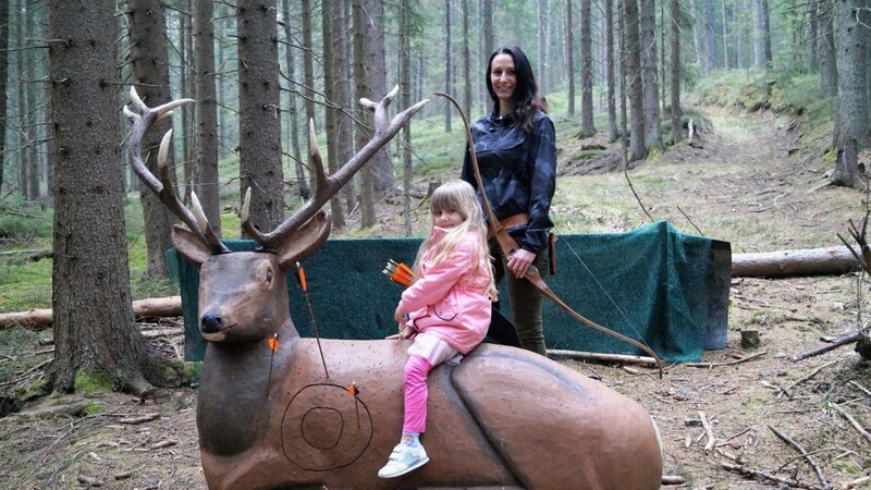 Bogenschützin Julia Dengler mit Töchterchen Zoey und der Jagdtrophäe