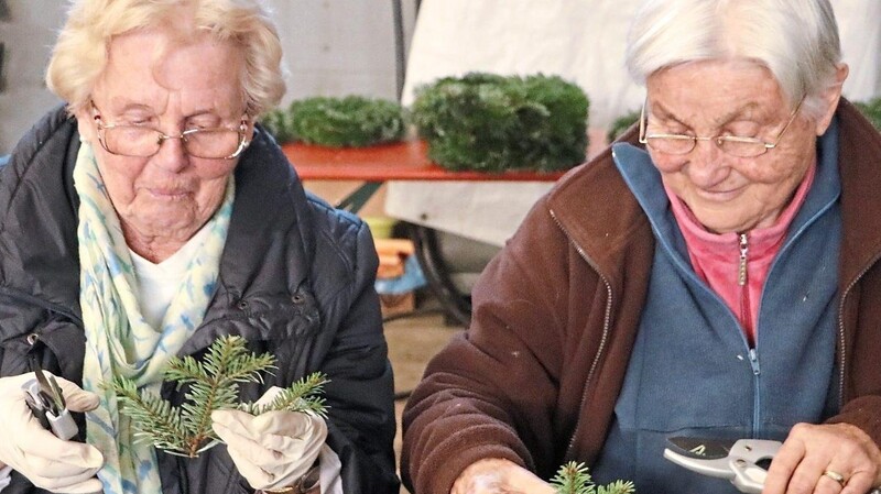 Wilma Stelzl (r.) ist mit ihren 89 Jahren die Älteste im Team. Damit der Brauch erhalten bleibt, hilft sie gern beim Binden der Adventskränze mit.