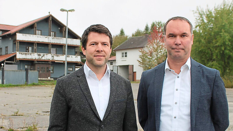 Johannes Rauchenecker und Bernhard Muggenthaler wollen das brach liegende Extra-Gelände wieder einer sinnvollen Nutzung zuführen.