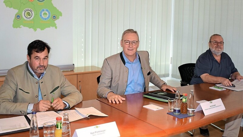 Pressegespräch in Wolnzach: Pflanzerpräsident Adolf Schapfl (mitte), Stellvertreter Karl Pichlmeyer (links) und stellvertretender Geschäftsführer Werner Brunner.