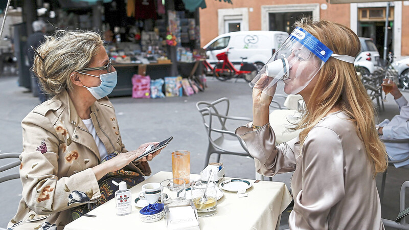 Espresso schlürfen mit Gesichtsschutz: Bars und Restaurants durften am Montag in Italien wieder öffnen.