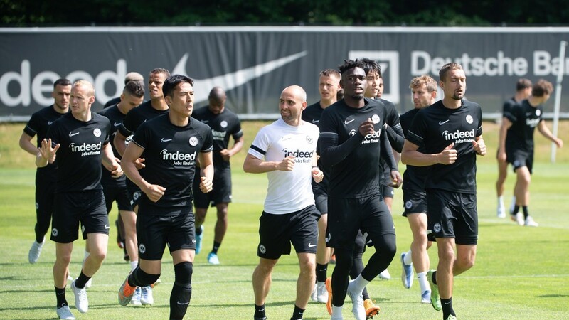 Die Spieler von Eintracht Frankfurt bringen sich im Abschlusstraining für das Europa-League-Finale in Form.
