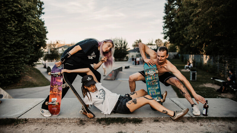 Adri, Tamara und Roman treffen sich regelmäßig im Skatepark mit anderen und teilen ihre Hobby mit Leidenschaft.