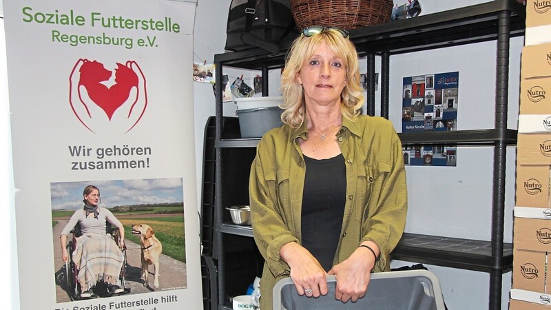 Zu wenig Spenden, zu wenig Mitarbeiter, leeres Lager: Helga Graef-Henke und der Verein "Soziale Futterstelle Regensburg" sind dringend auf Unterstützung angewiesen.