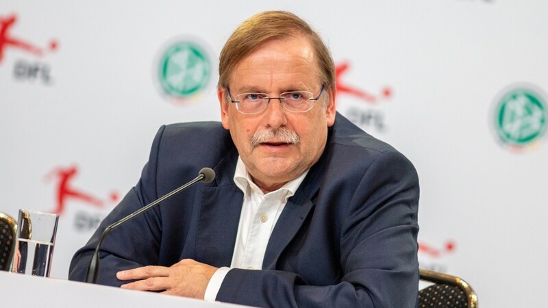 DEN DRUCK AUF DIE POLITIK erhöht Rainer Koch, der Präsident des Bayerischen Fußballverbandes.