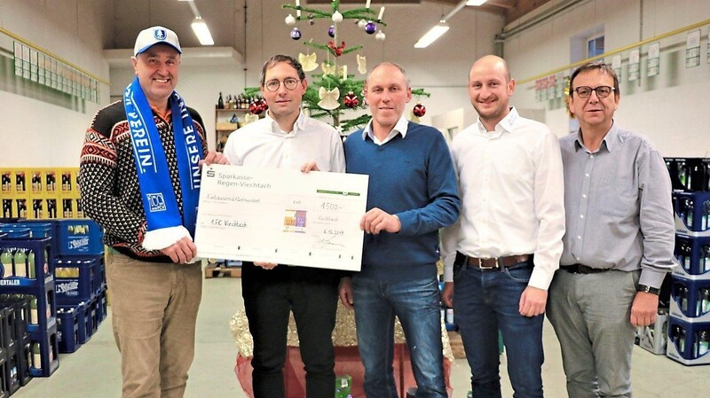 Unser Bild zeigt die Scheckübergabe mit Brauerei-Geschäftsführer Markus Grüsser (v.li.), Tobias Graßl, Martin Wühr und Tobias Eckl vom FC Viechtach mit Bürgermeister Franz Wittmann.