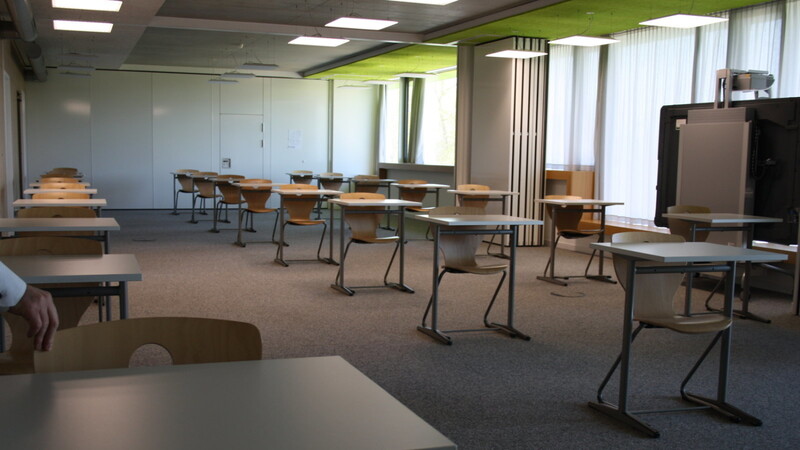 Um für möglichst wenig Klassenzimmerwechsel zu sorgen, werden die Kurse in den Hauptfächern mit Tennwänden unterteilten Zimmern untergebracht. Dort hat jeder Schüler den in Corona-Zeiten vorgeschriebenen Platz.